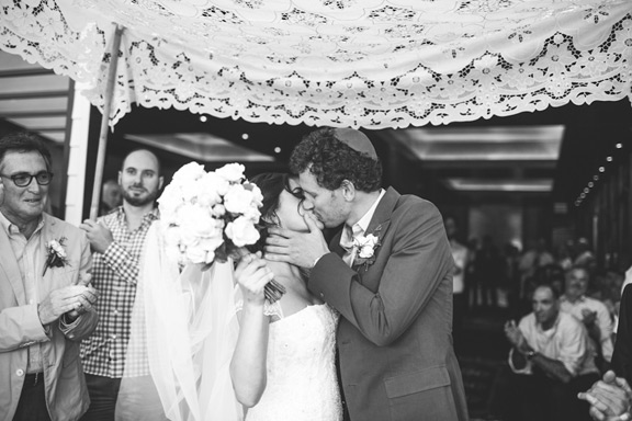 jewish-wedding-kiss-the-bride