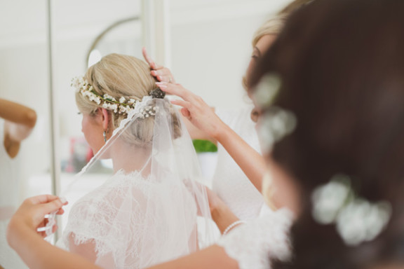 bride-getting-ready-willow-co-wedding-photography_003