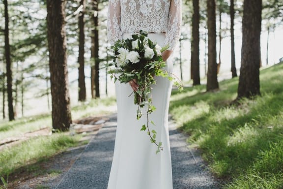 Green and white wedding bouquet | Photography by Lauren Campbell