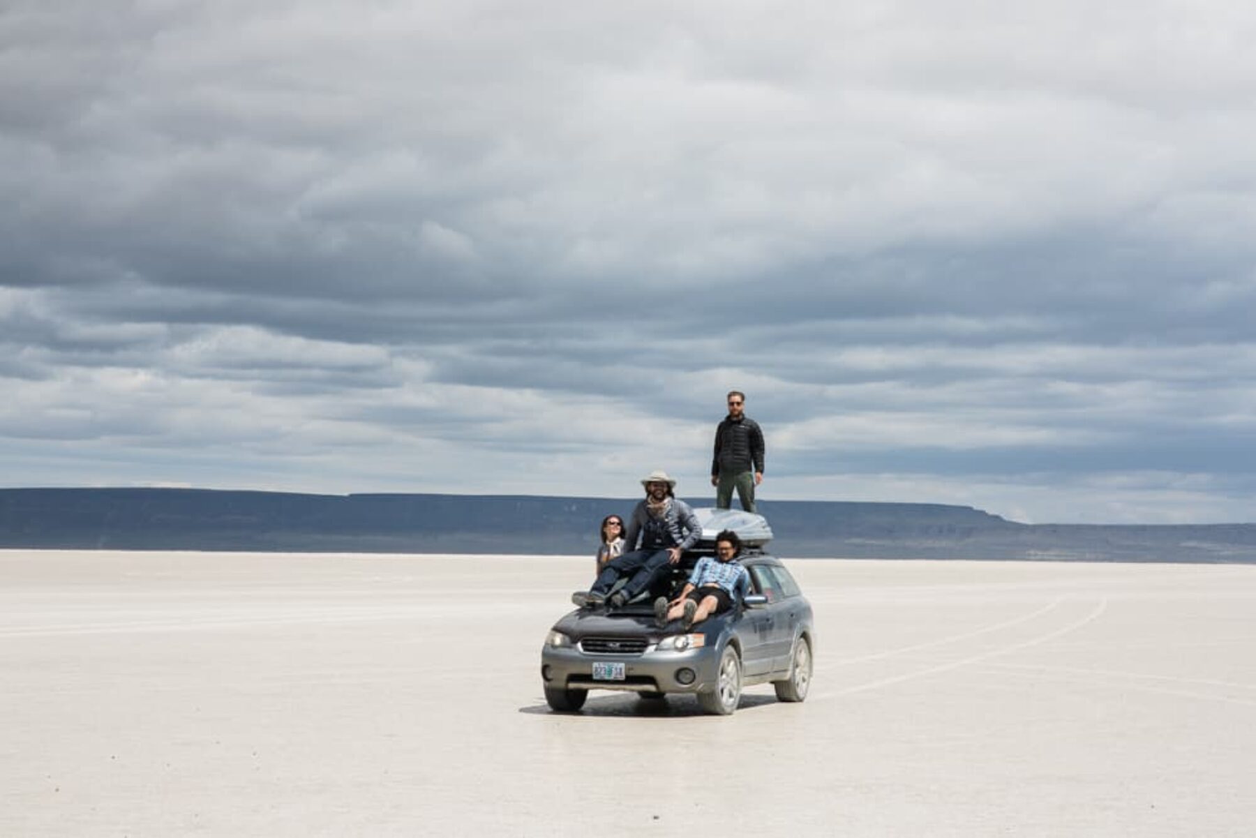 Low key desert wedding on the Alvord salt flats / Photography by Free the Bird