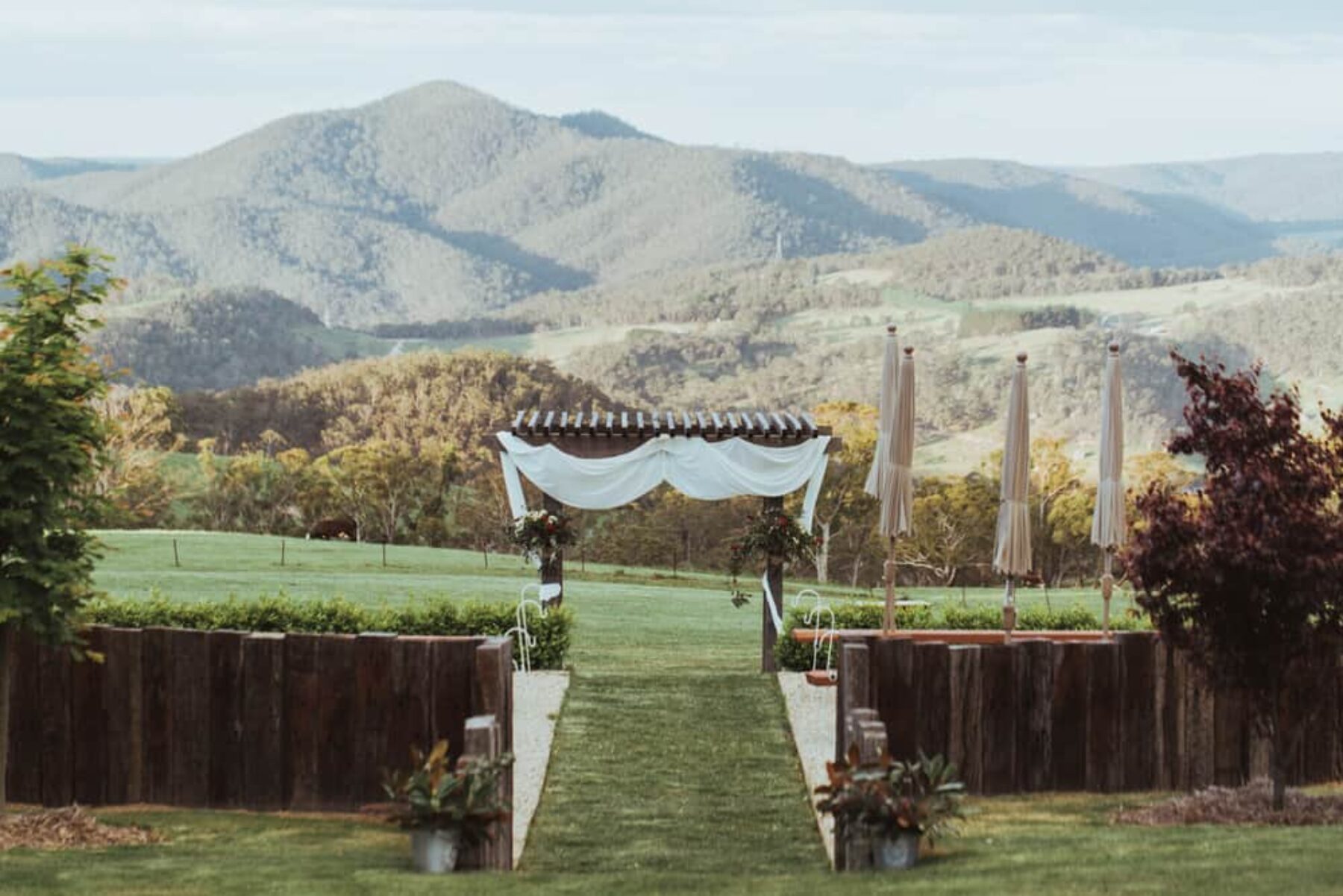 Boho Blue Mountains wedding at Seclusions / Photography by Towards the Moon