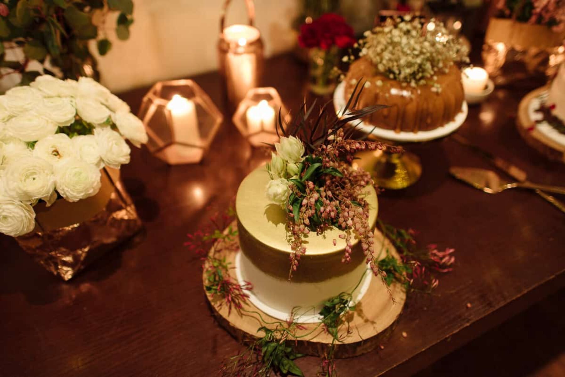 rustic wedding cake buffet / Photography by Keelan Christopher