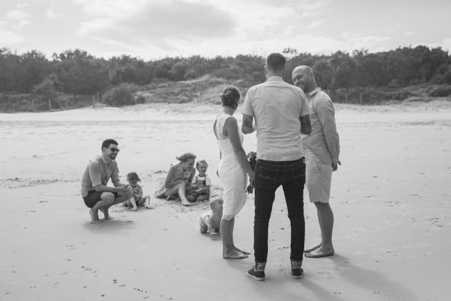 Pared back beach elopement, Brisbane / Photography by Stories by Ash