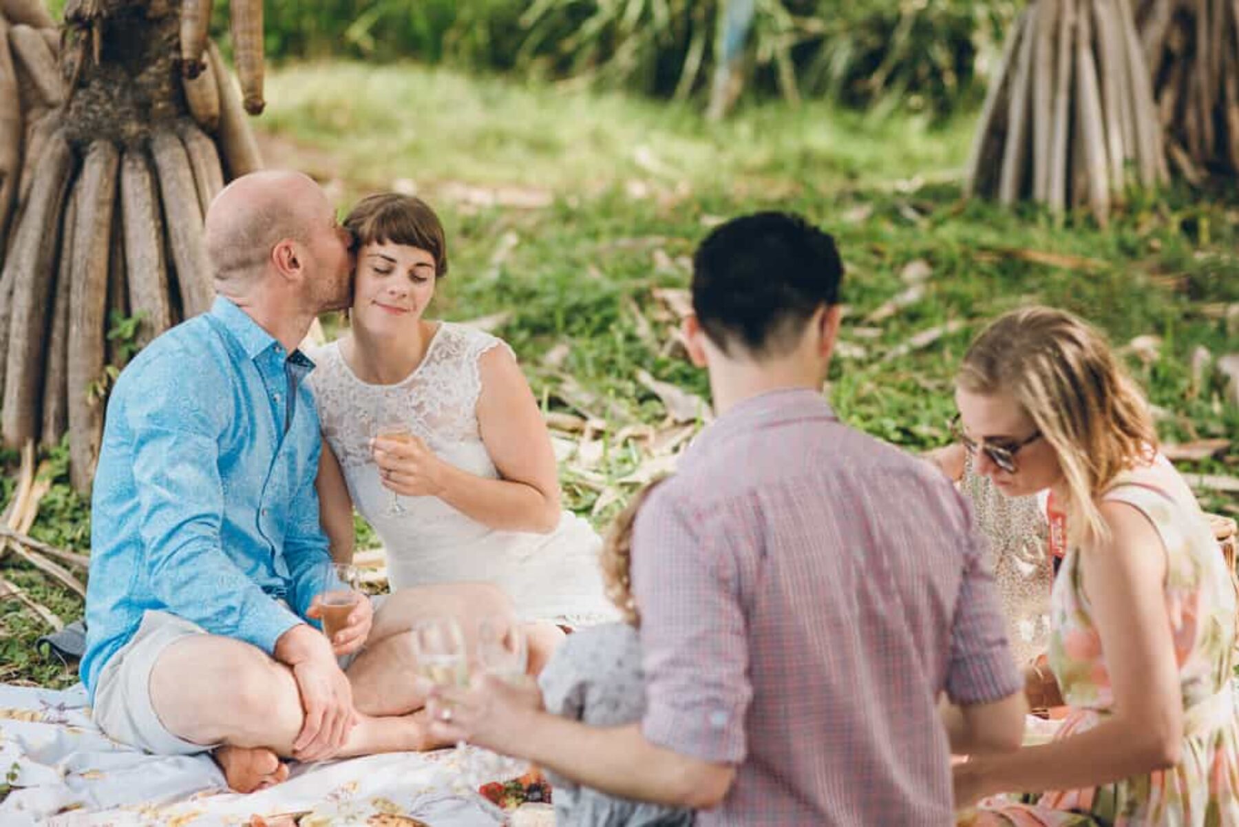 Pared back beach elopement, Brisbane / Photography by Stories by Ash