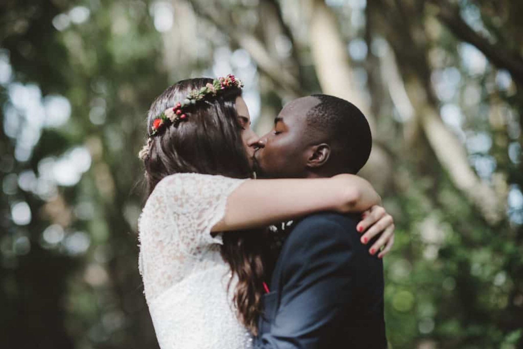 relaxed forest wedding at The Crisp Galleries - photography by Lauren Campbell