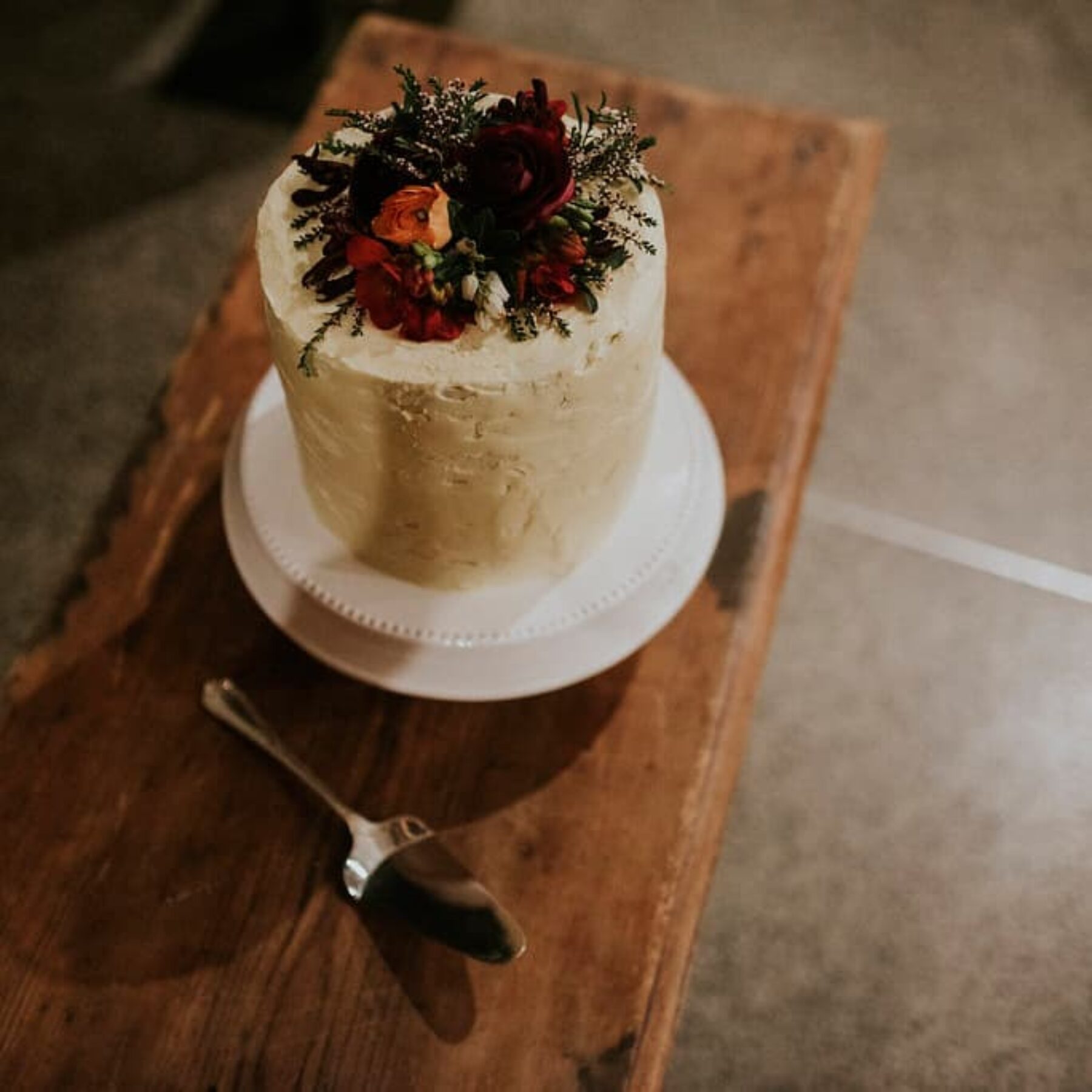 single-tiered wedding cake with fresh flowers