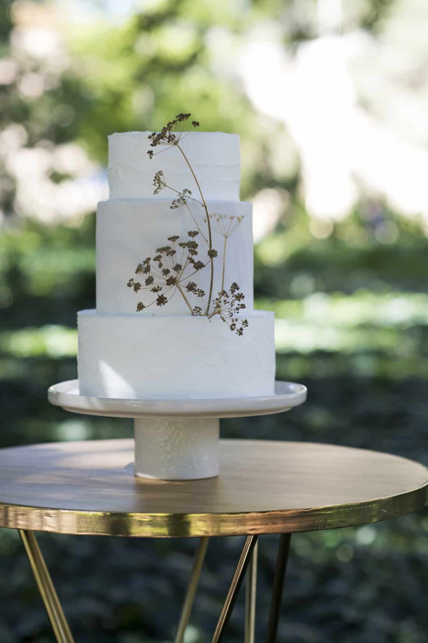 modern and minimal wedding cake