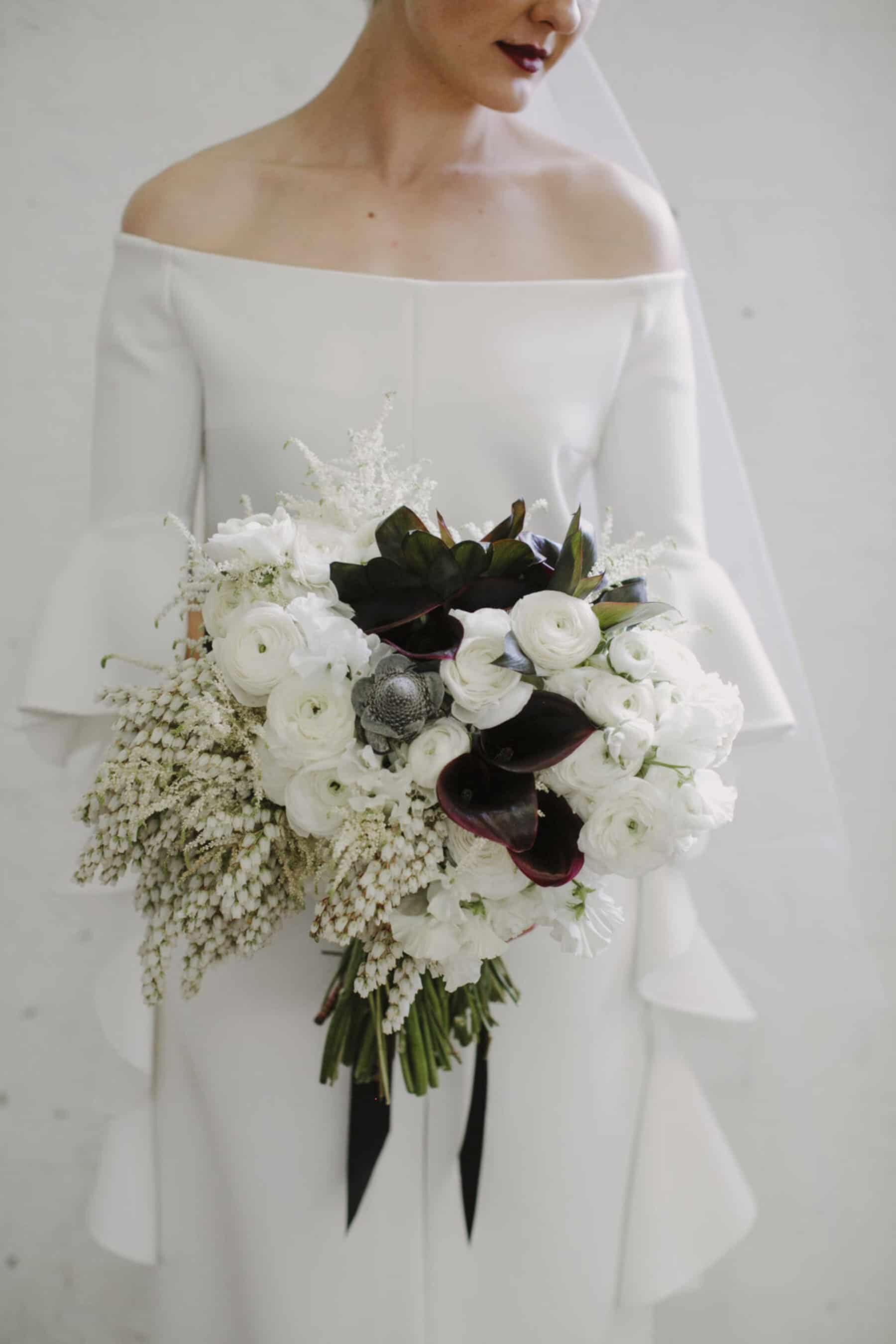 Best of 2017: bouquets | modern white bouquet with dark calla lilies
