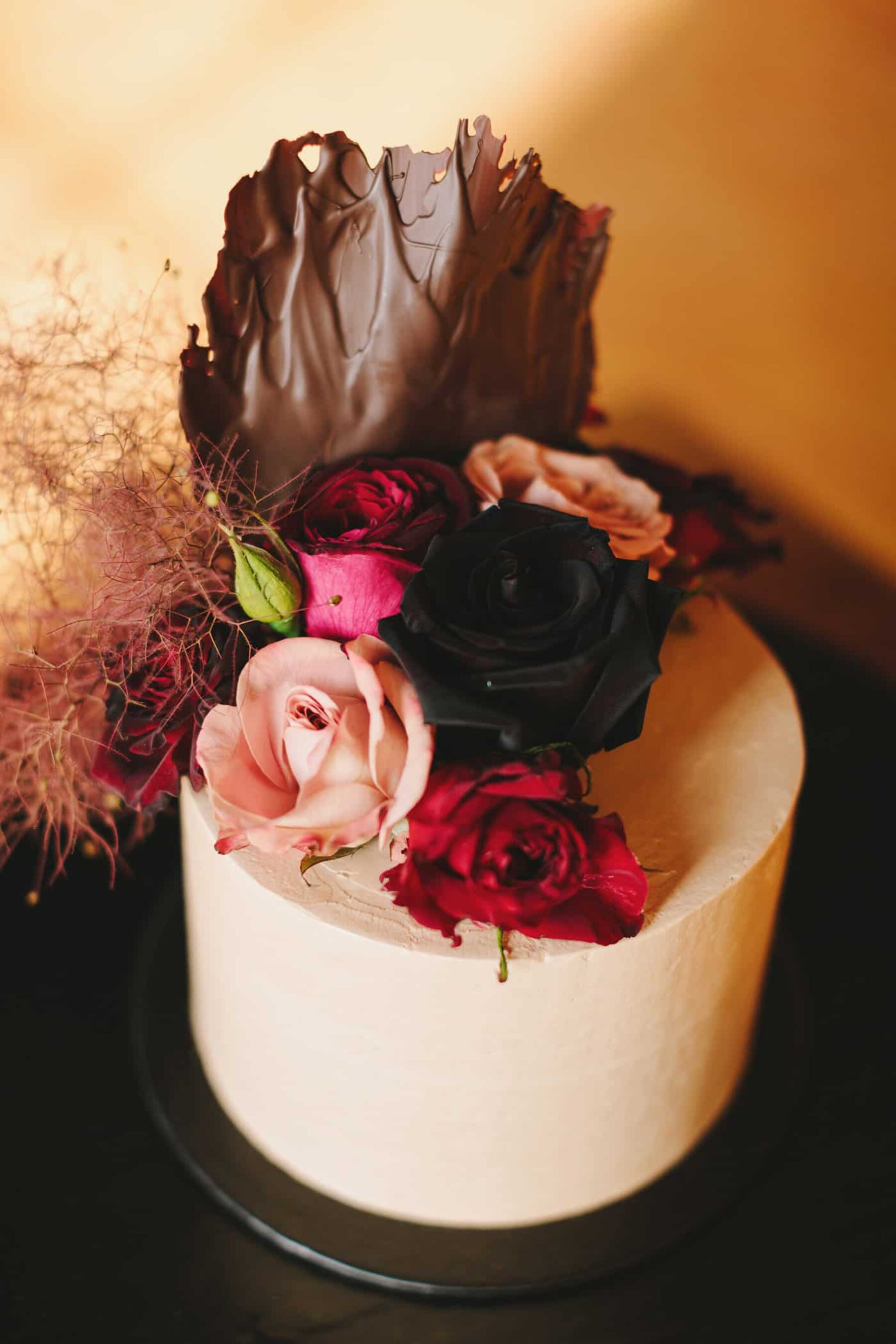 single tier wedding cake with chocolate sail