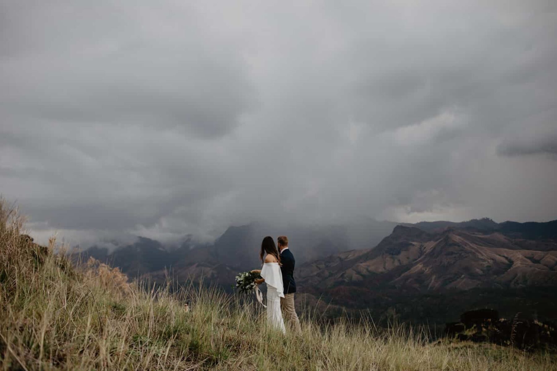 Mountain elopement in Fiji / photography by Kama Catch Me