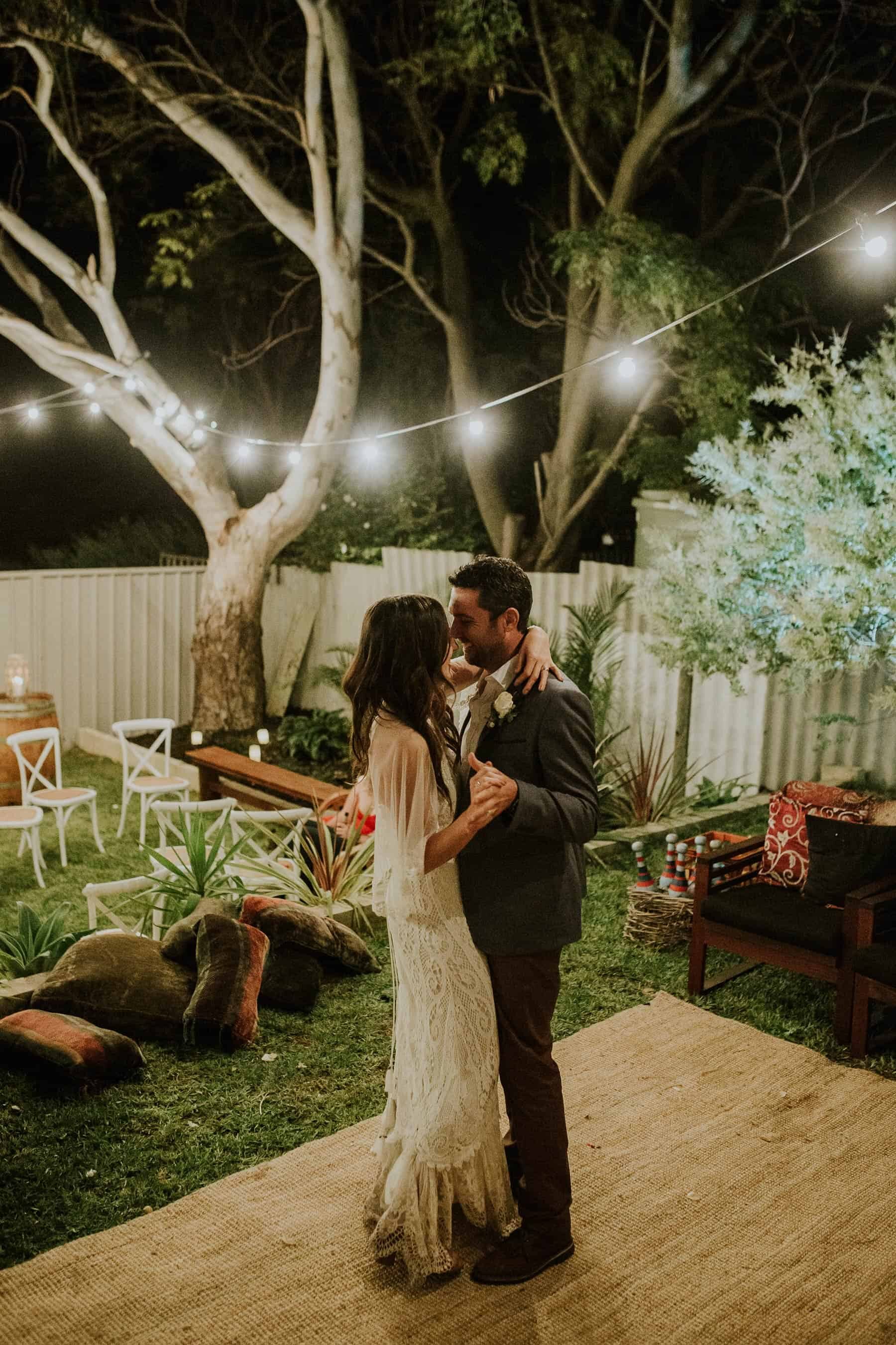 boho backyard wedding / photography by Liz Jorquera