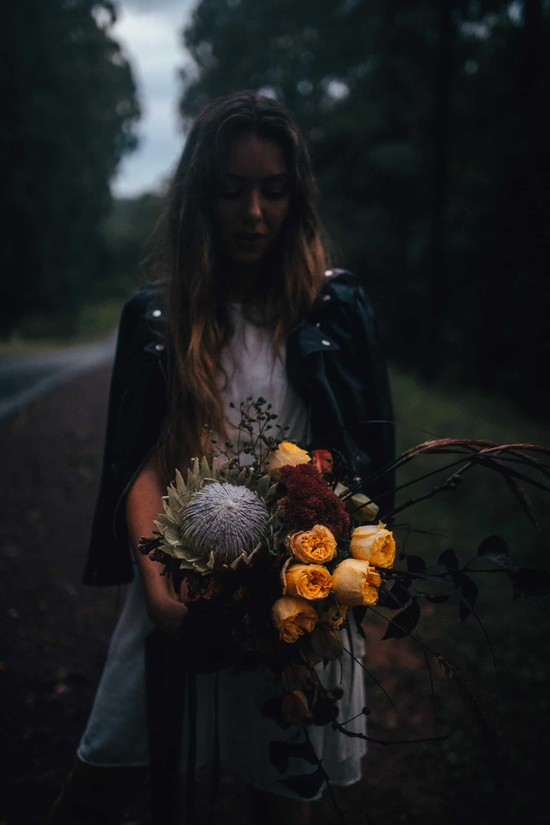 Moody indie wedding in pink and peach palette