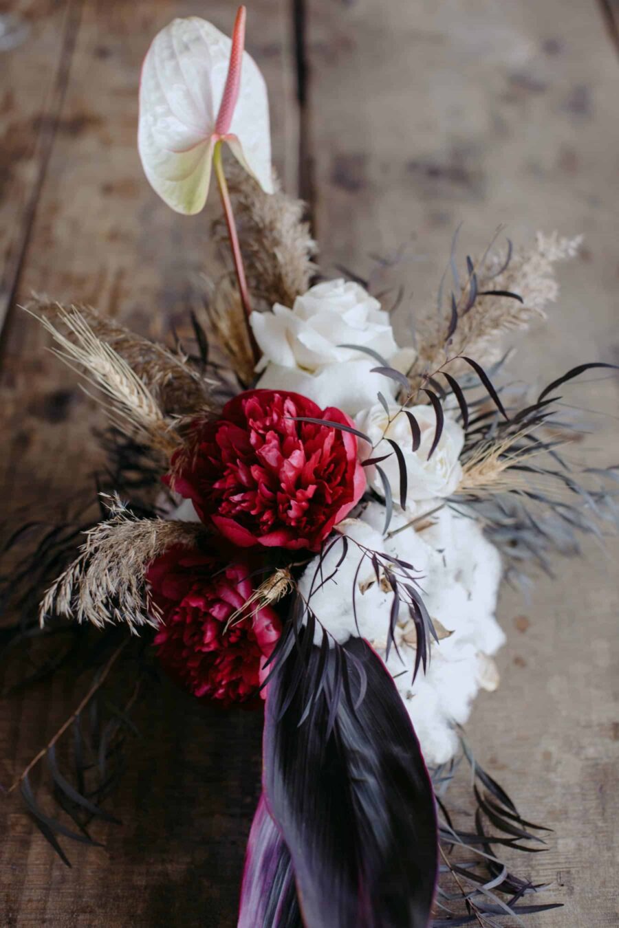 modern red and white table flowers with wheat